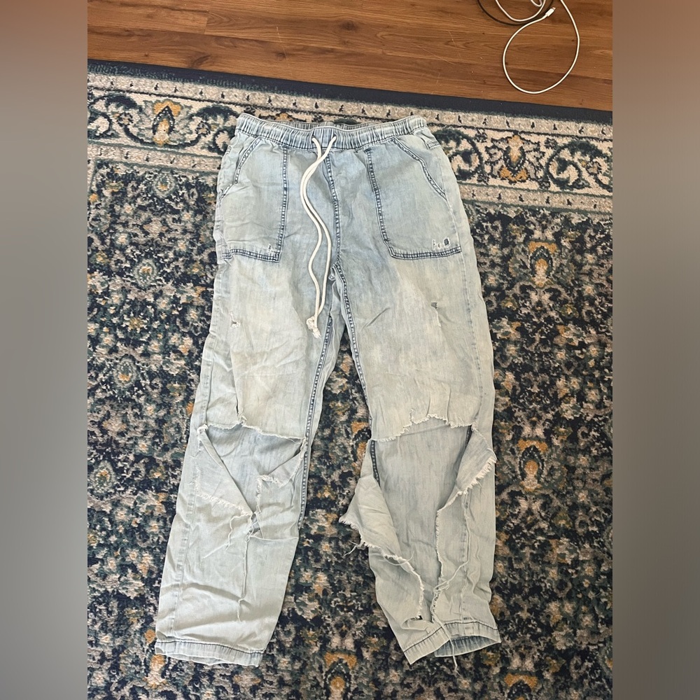 Light Aerie pants with holes
